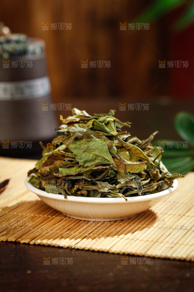 深底上的白茶