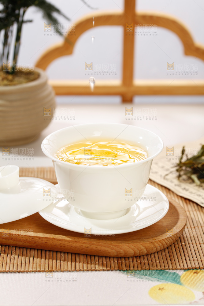 杯子里的白茶茶汤