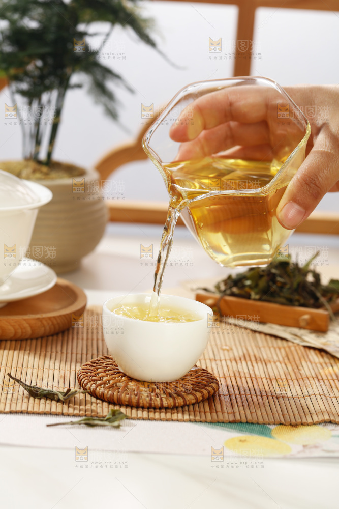 杯子里的白茶茶汤