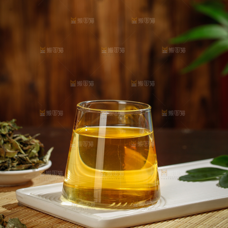 杯子里的白茶茶汤