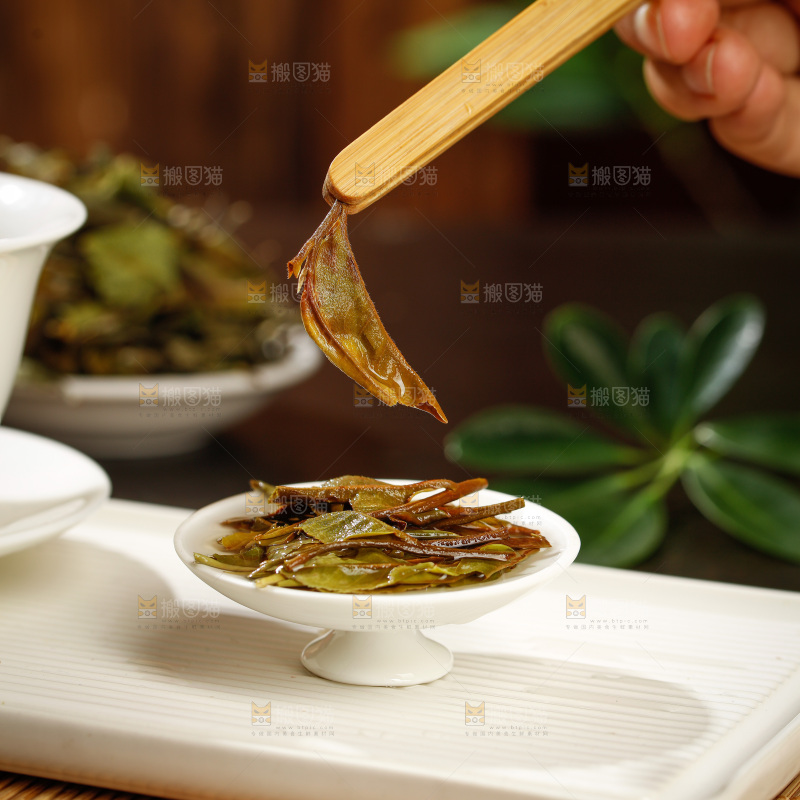深底上的白茶