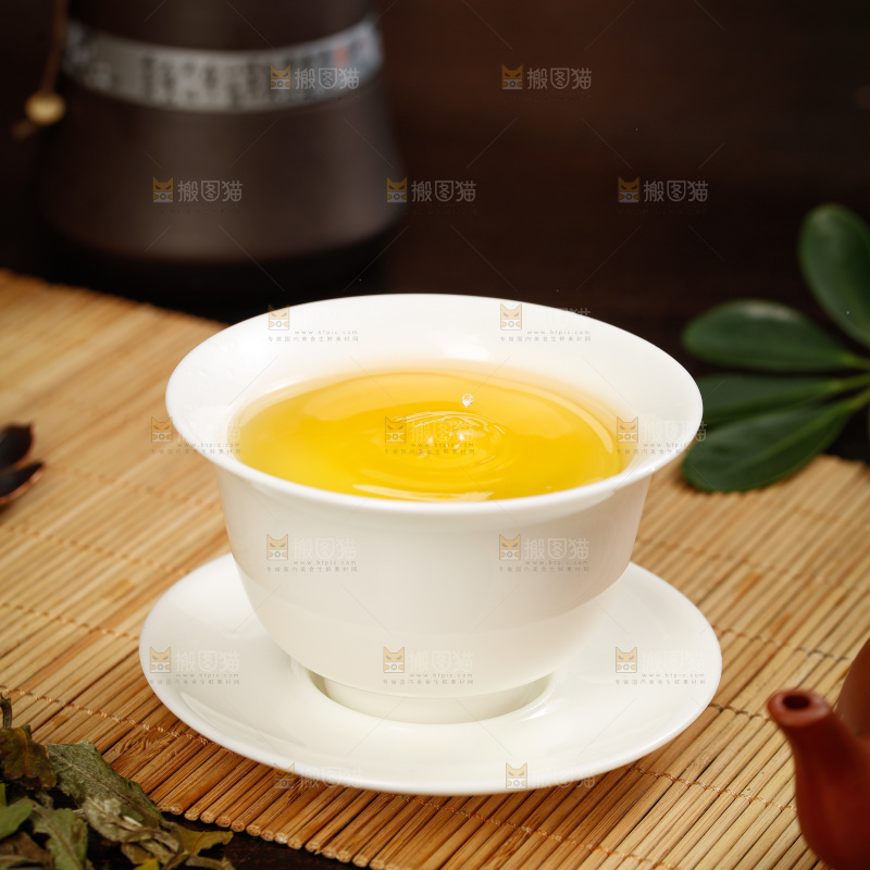 杯子里的白茶茶汤