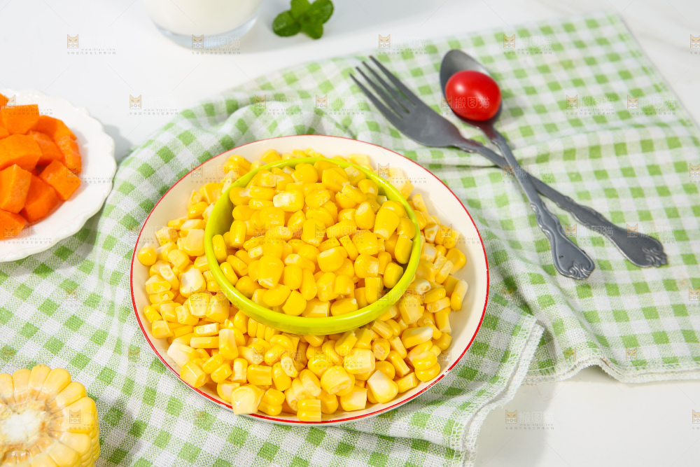 浅底上的玉米粒