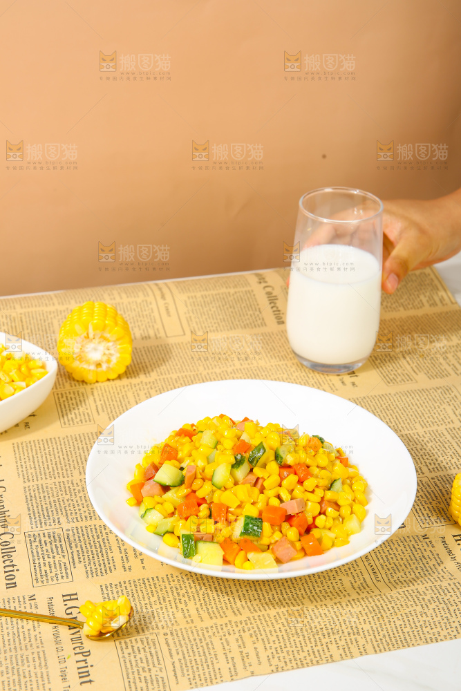 浅底上的玉米沙拉