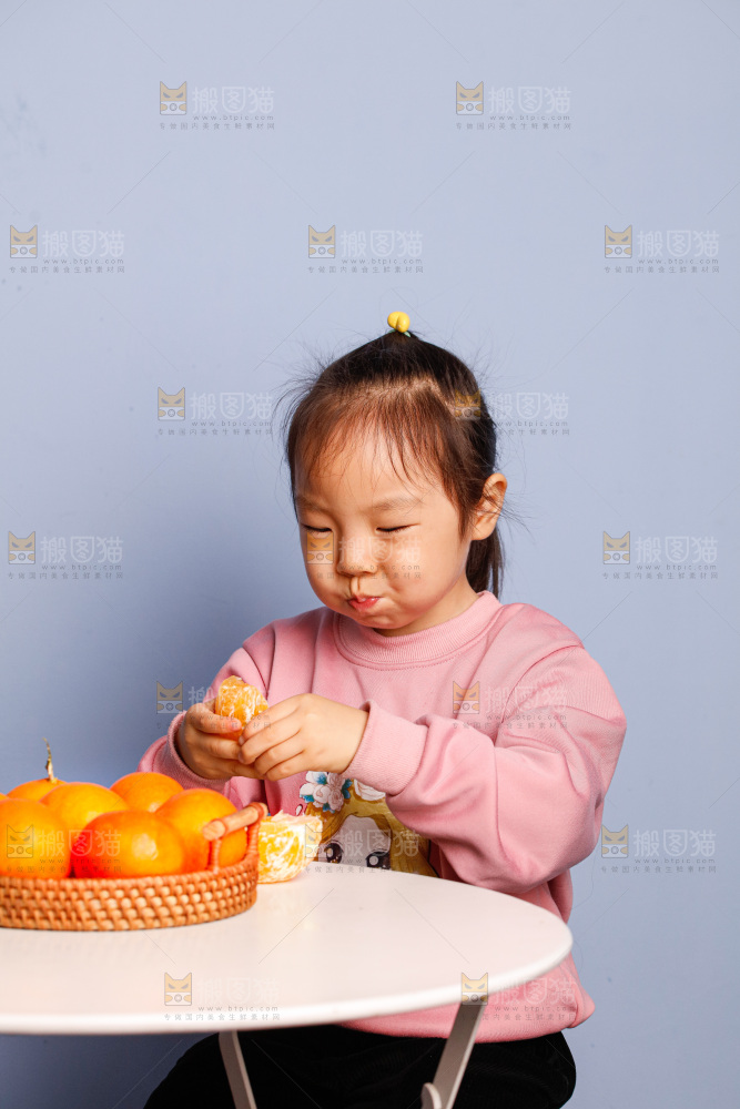 小孩正在吃着蜜桔