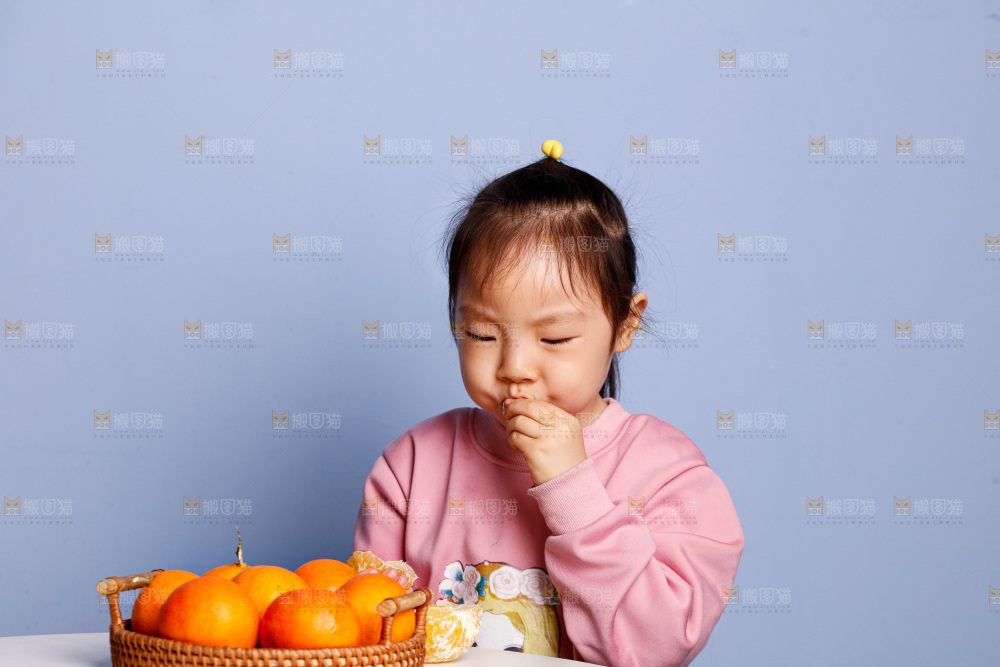 小孩正在吃着蜜桔