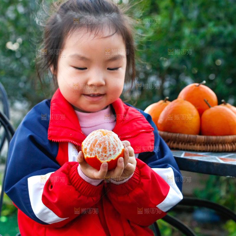 小孩正在吃着蜜桔