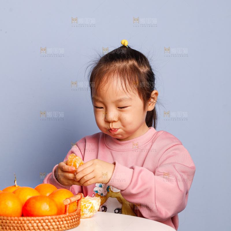 小孩正在吃着蜜桔