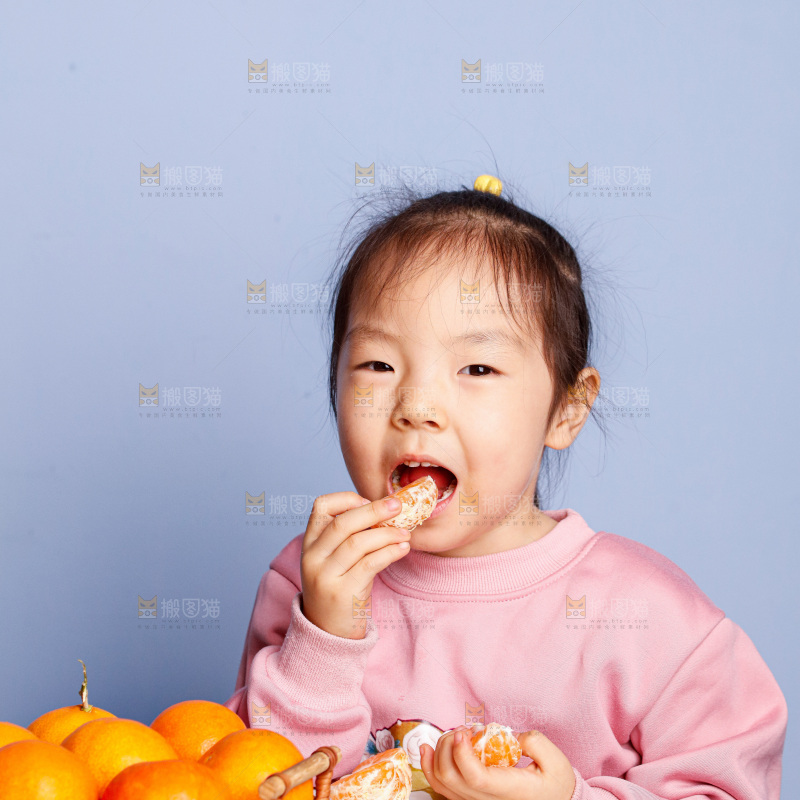 小孩正在吃着蜜桔