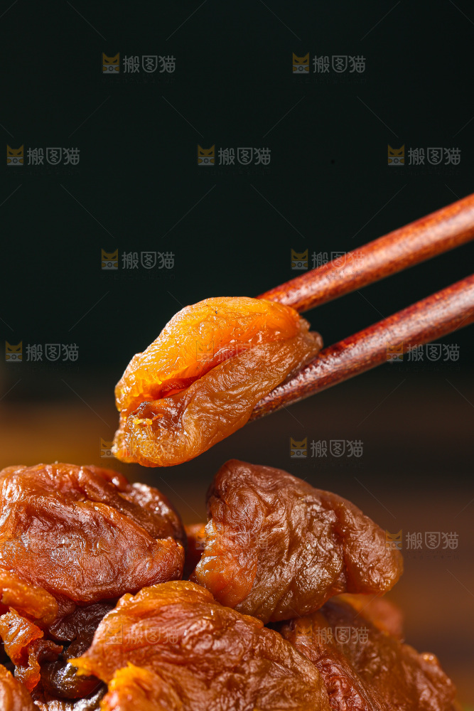 深底上的荔枝肉