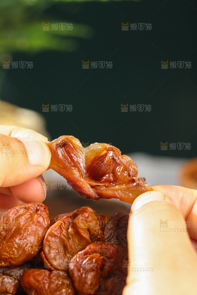 深底上的荔枝肉