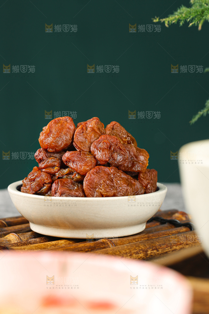 深底上的荔枝肉
