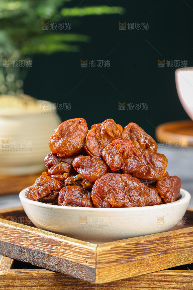 深底上的荔枝肉