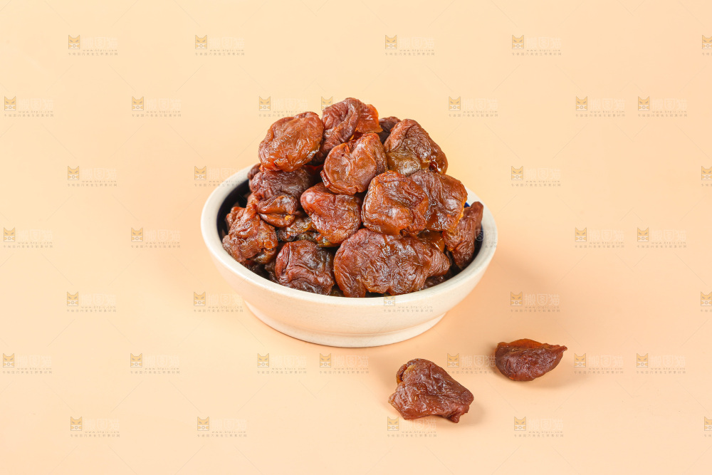 浅底上的荔枝肉