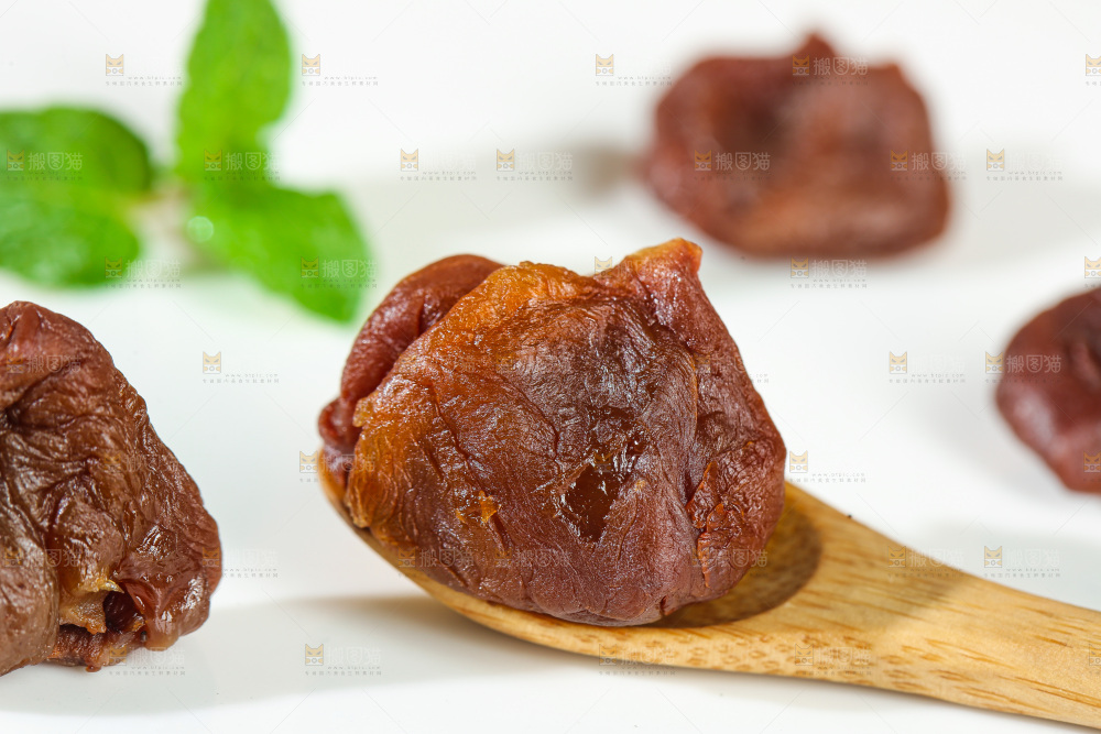 浅底上的荔枝肉