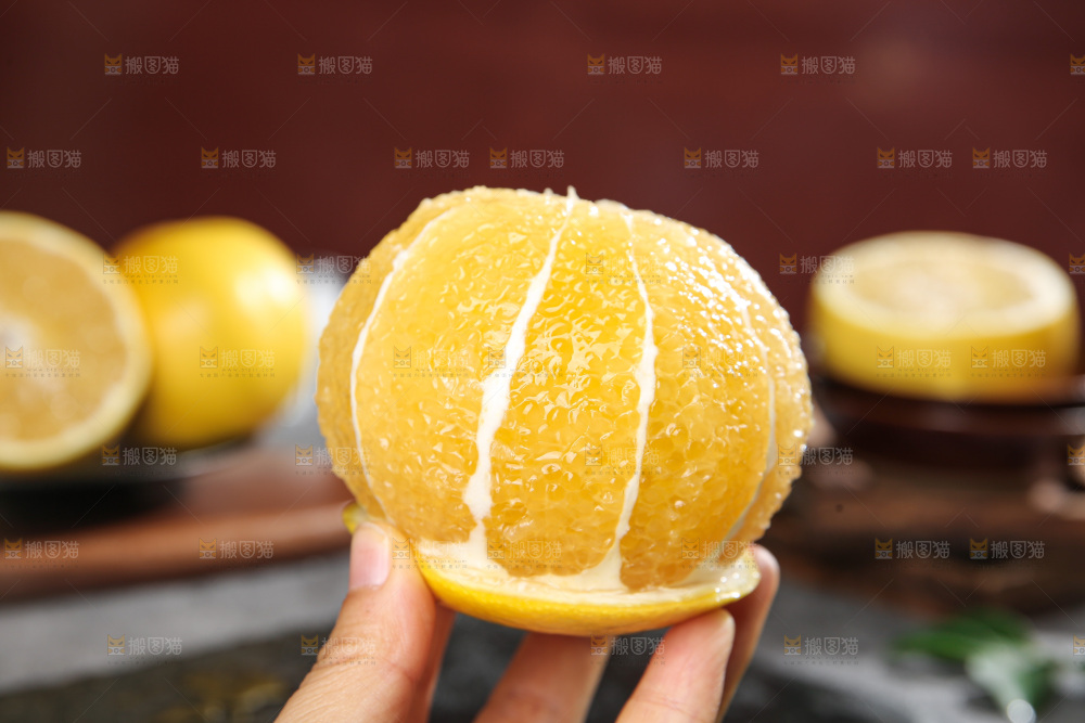 深底上的黄金葡萄柚