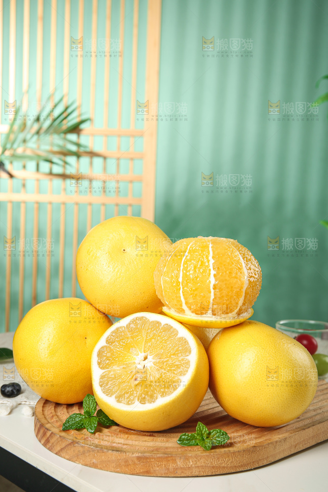 浅底上的黄金葡萄柚