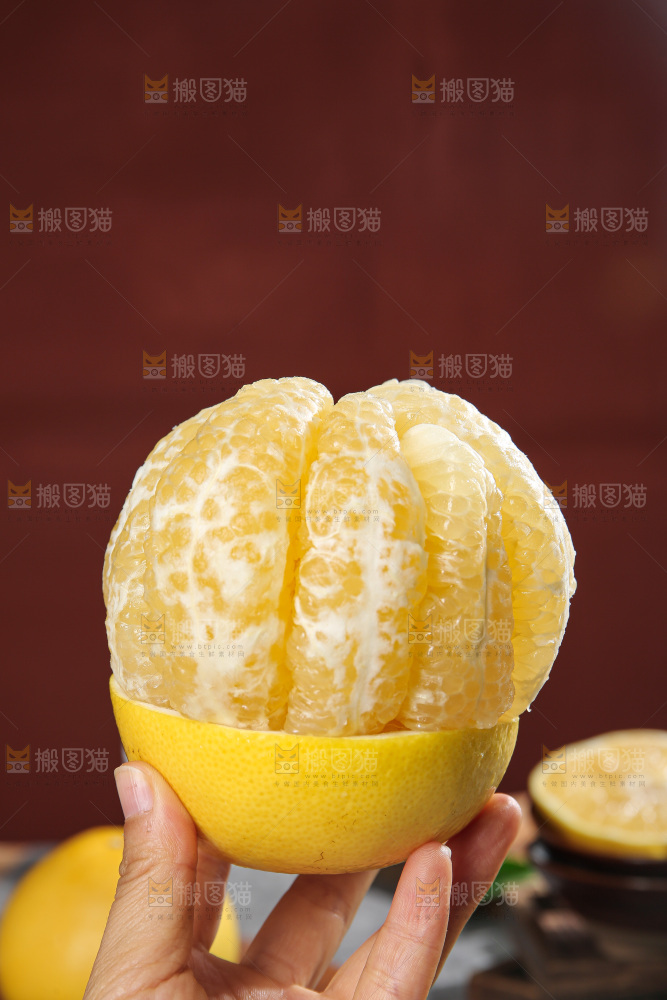 深底上的黄金葡萄柚