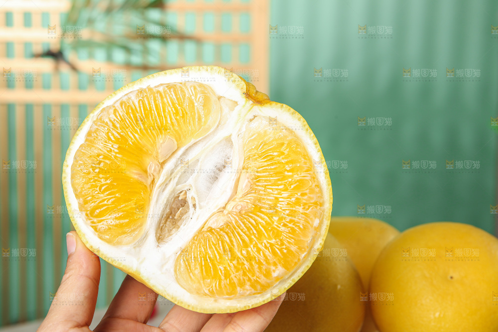 浅底上的黄金葡萄柚