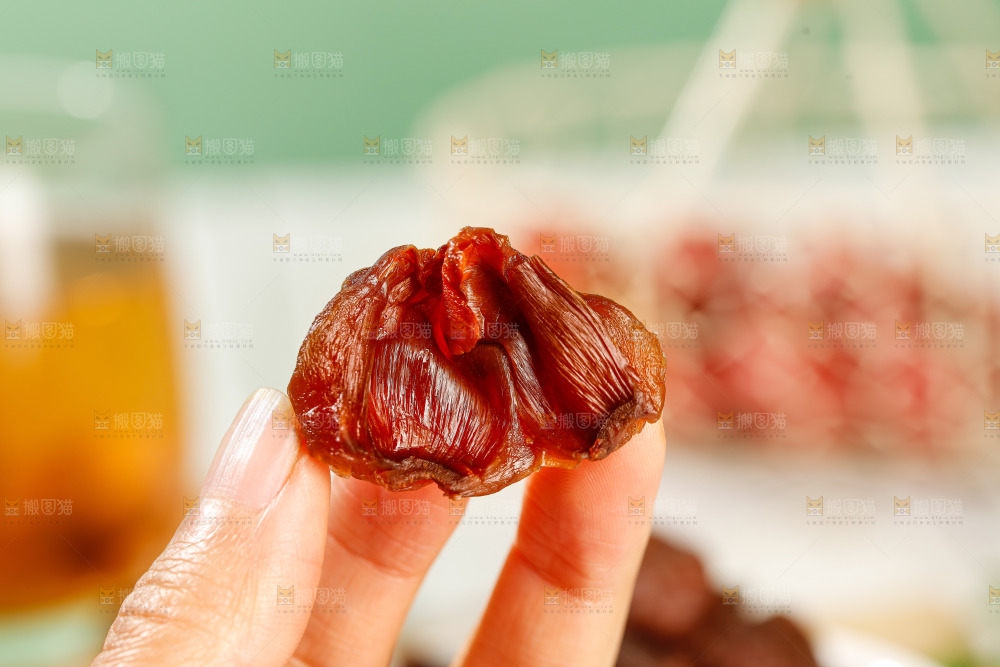 浅底上的荔枝肉