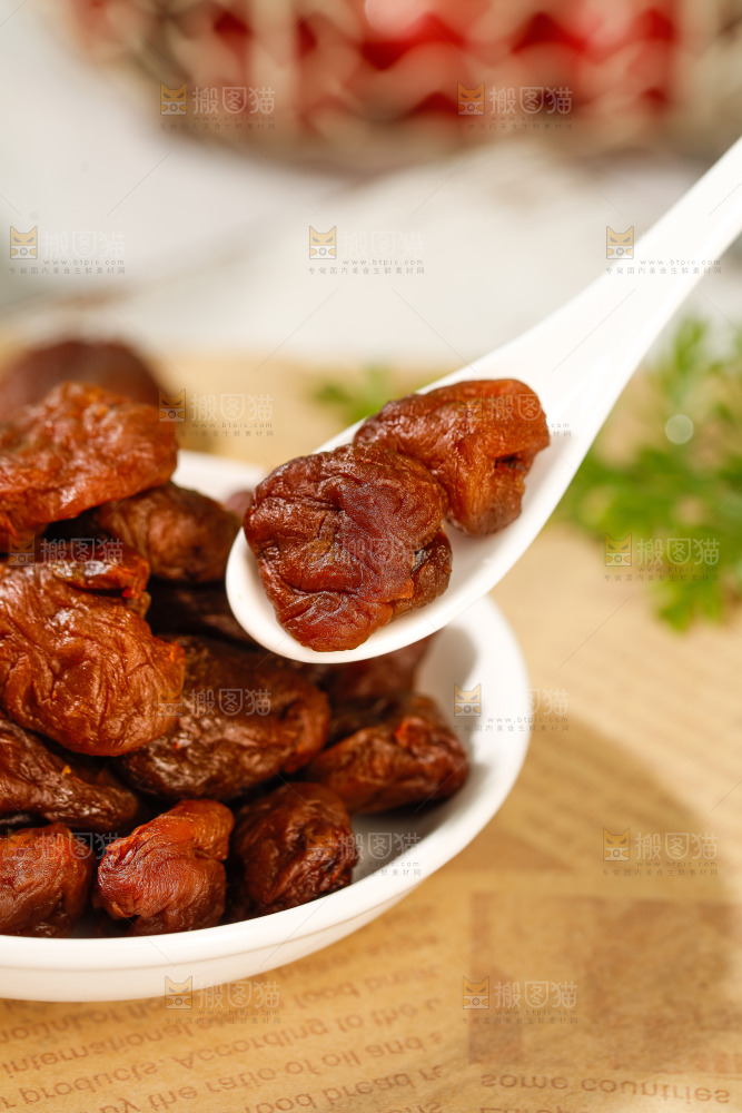 浅底上的荔枝肉
