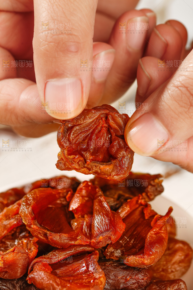 浅底上的荔枝肉