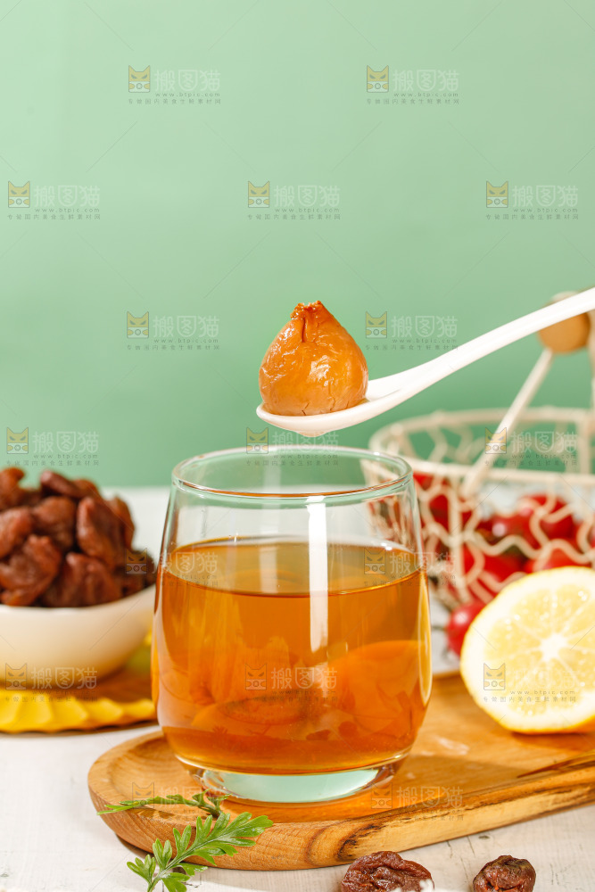 浅底上的荔枝肉