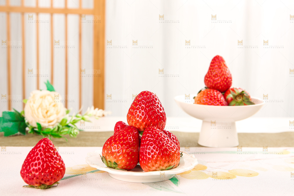 浅底上的丹东大草莓