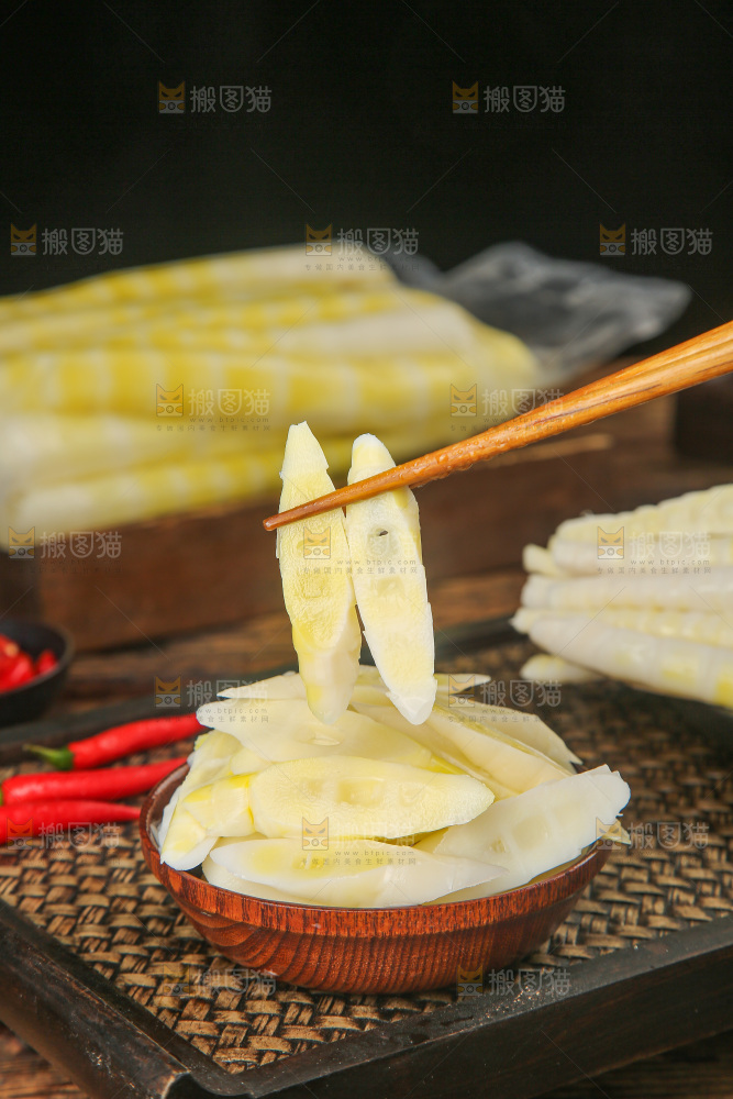 深底上的笋尖