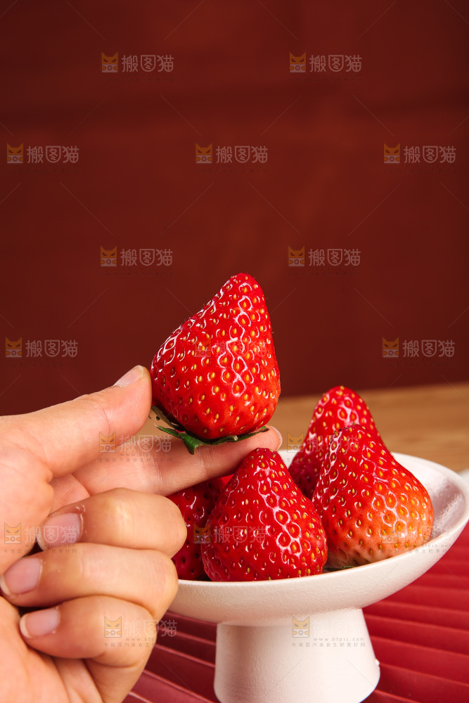 手拿着的草莓