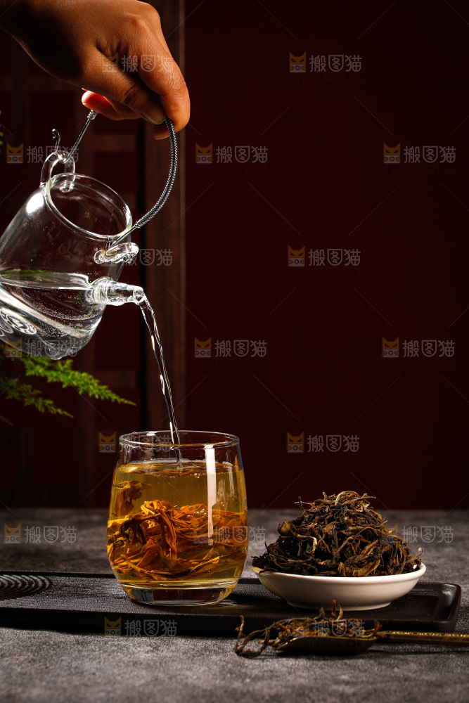 深底上冲泡的茶