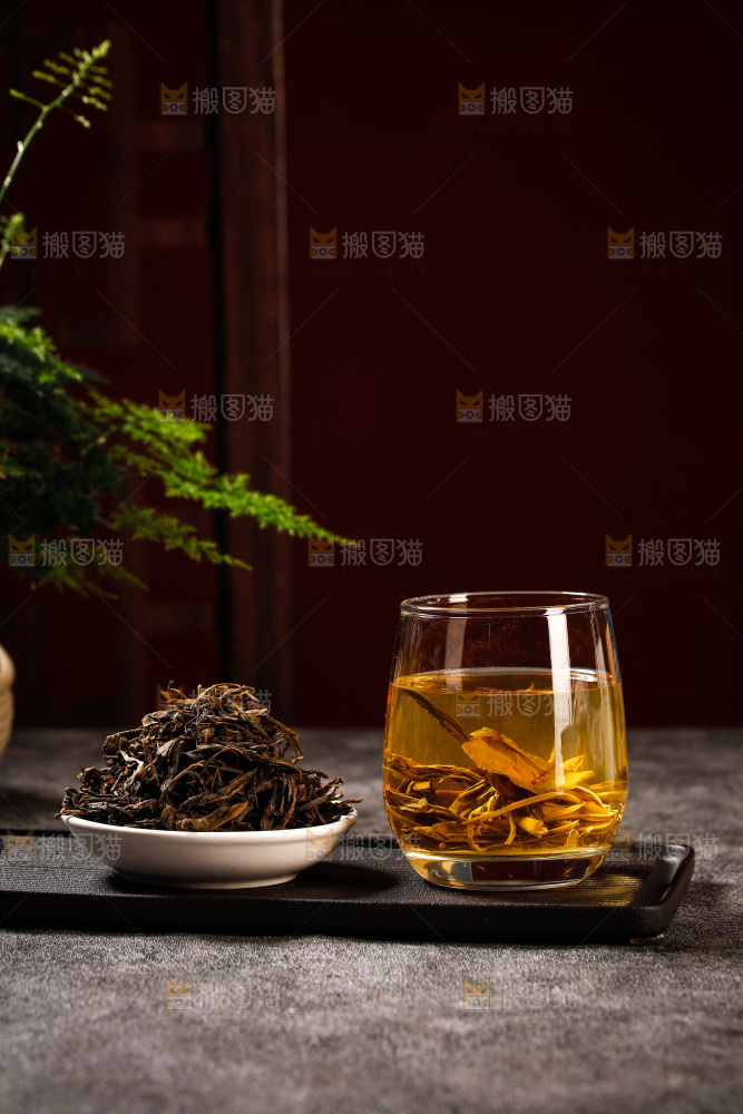 深底上冲泡的茶