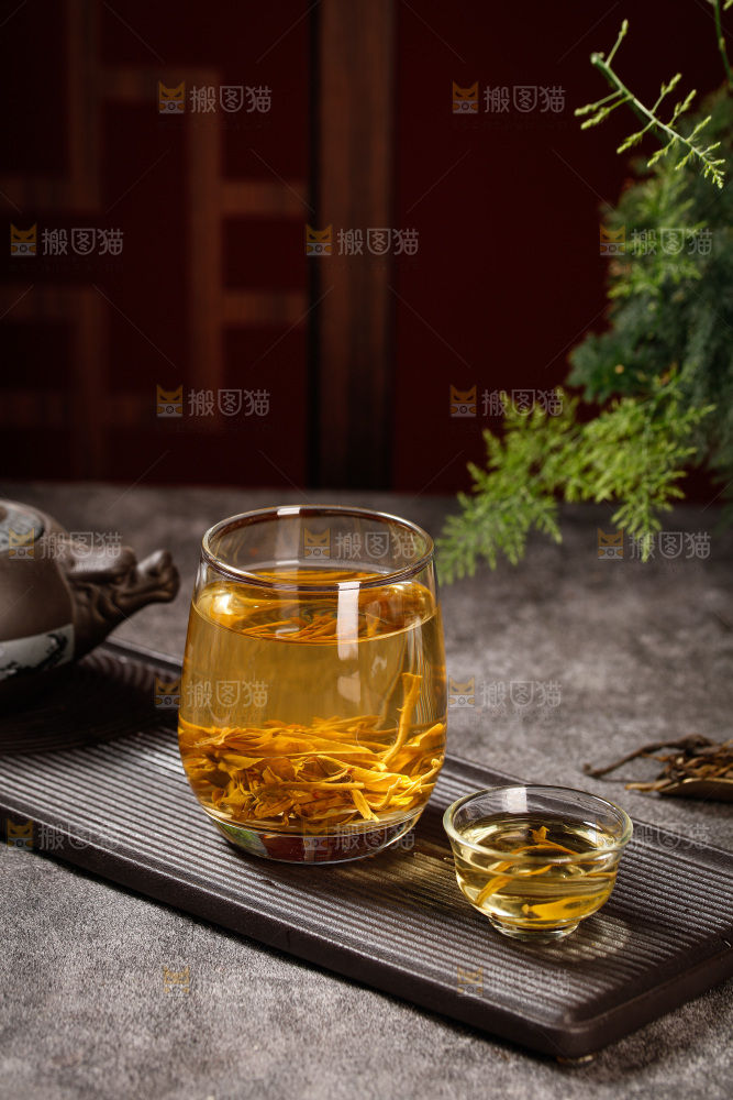 深底上冲泡的茶