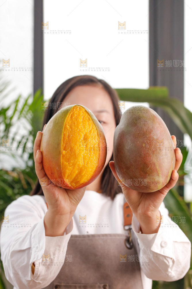 手里拿着凯特芒