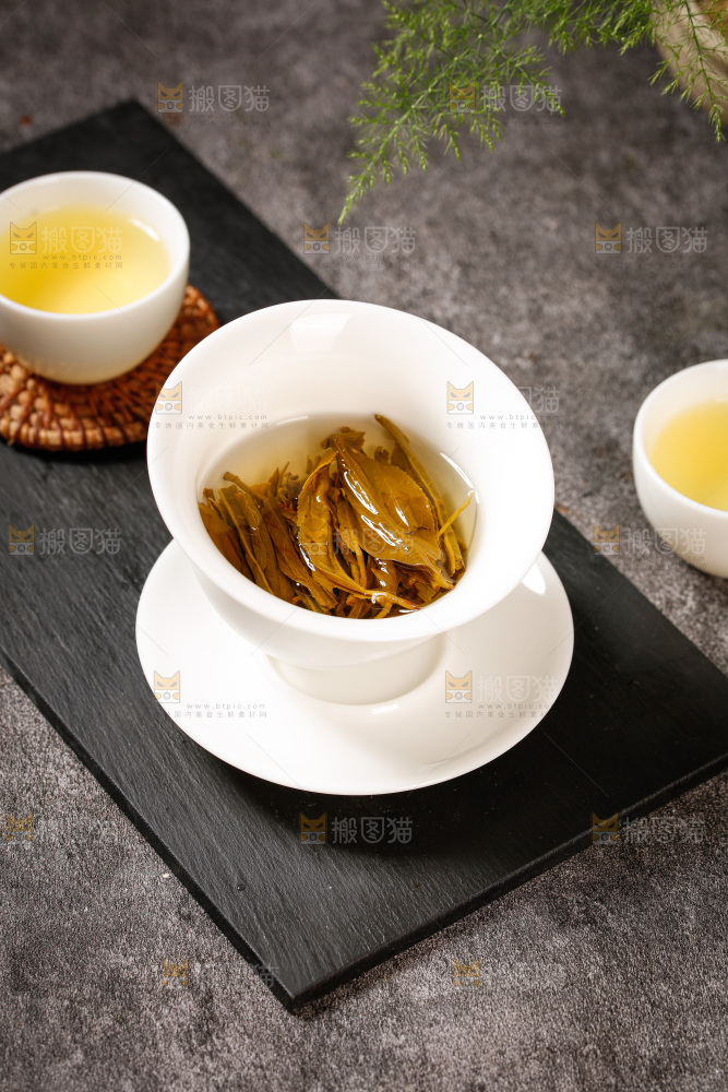 深底上冲泡的茶
