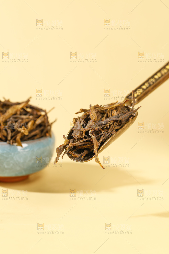 浅底上的茶叶