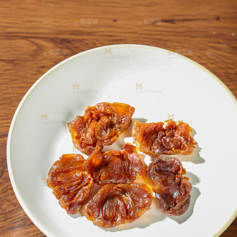 深底上的荔枝肉