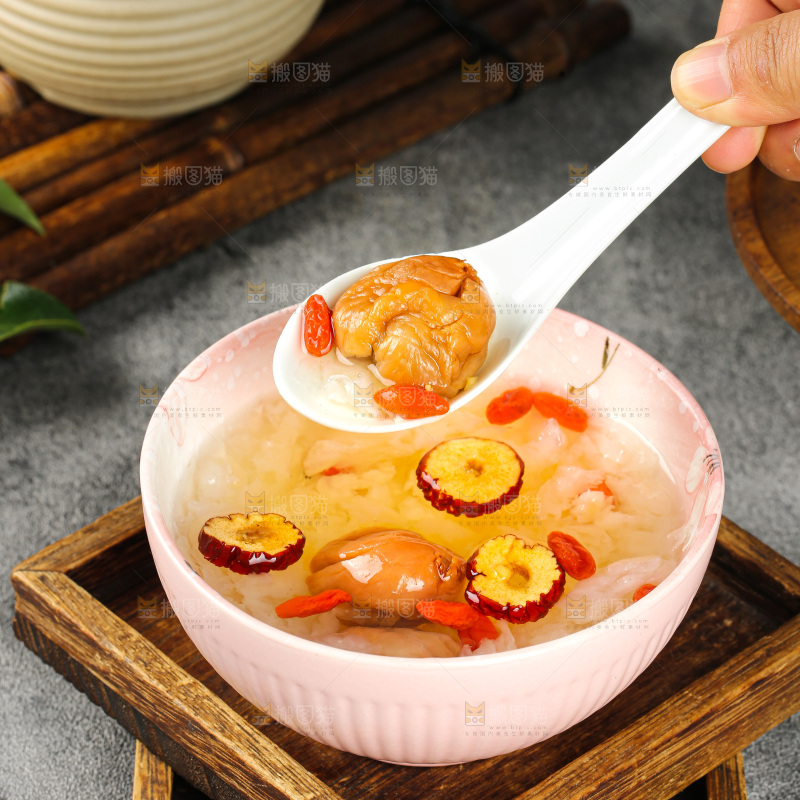 碗里银耳荔枝肉红枣甜汤