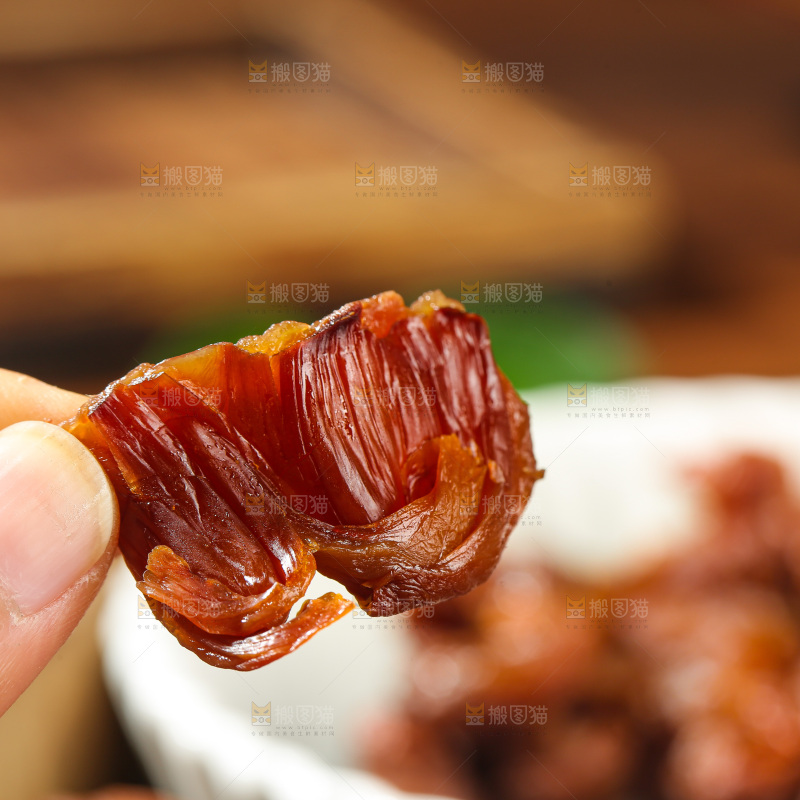 深底上的荔枝肉