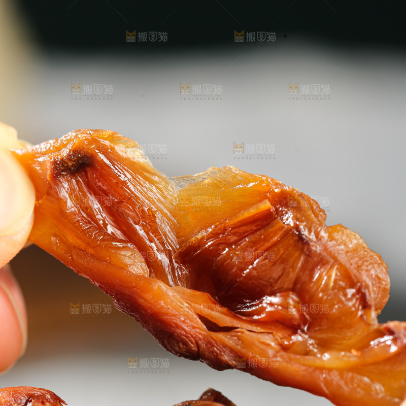 深底上的荔枝肉
