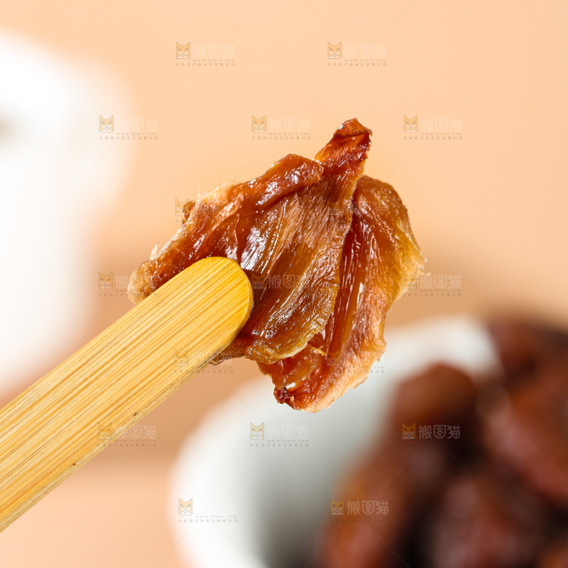 浅底上的荔枝肉