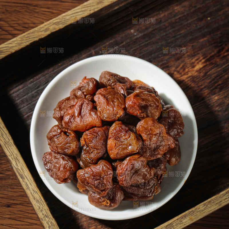 深底上的荔枝肉