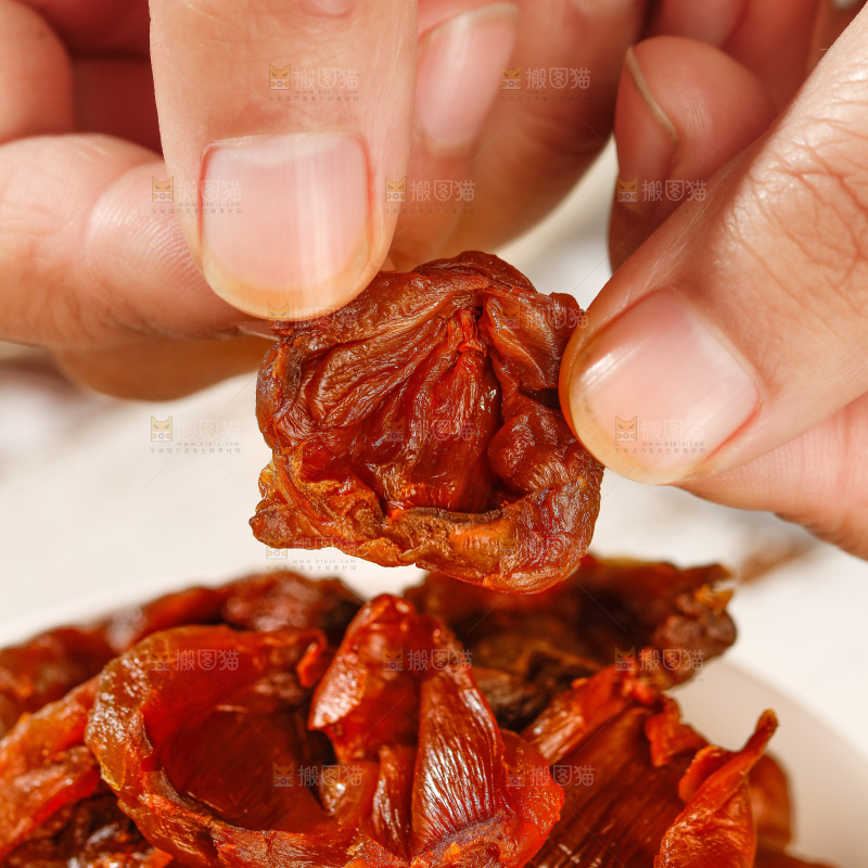 浅底上的荔枝肉