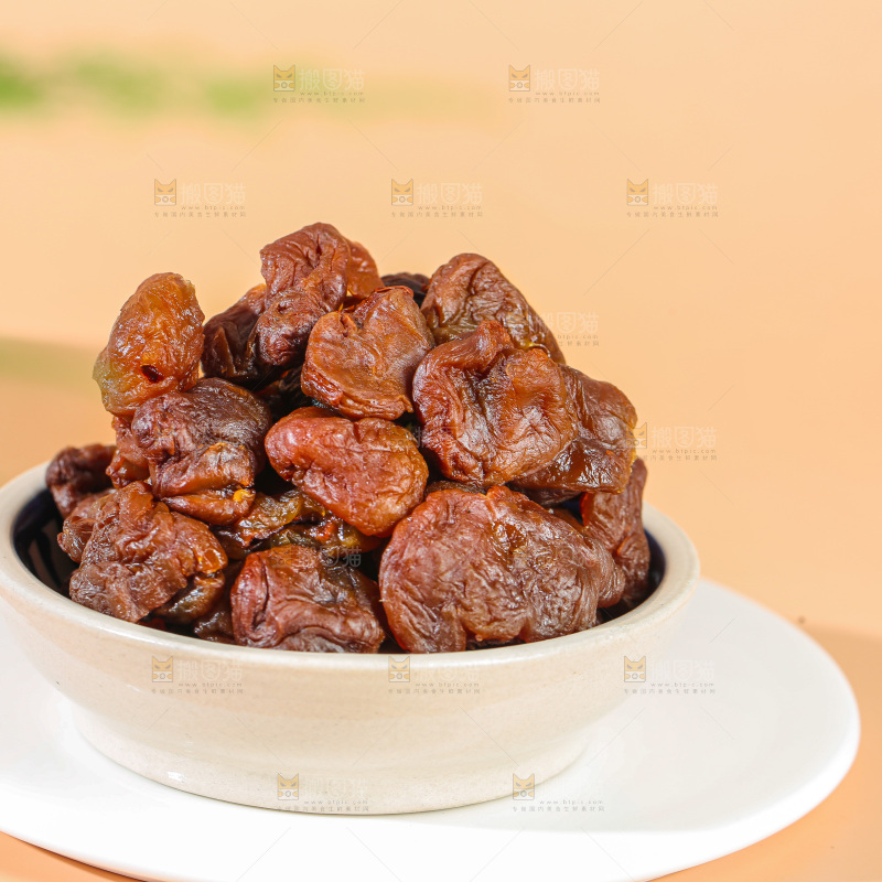 浅底上的荔枝肉