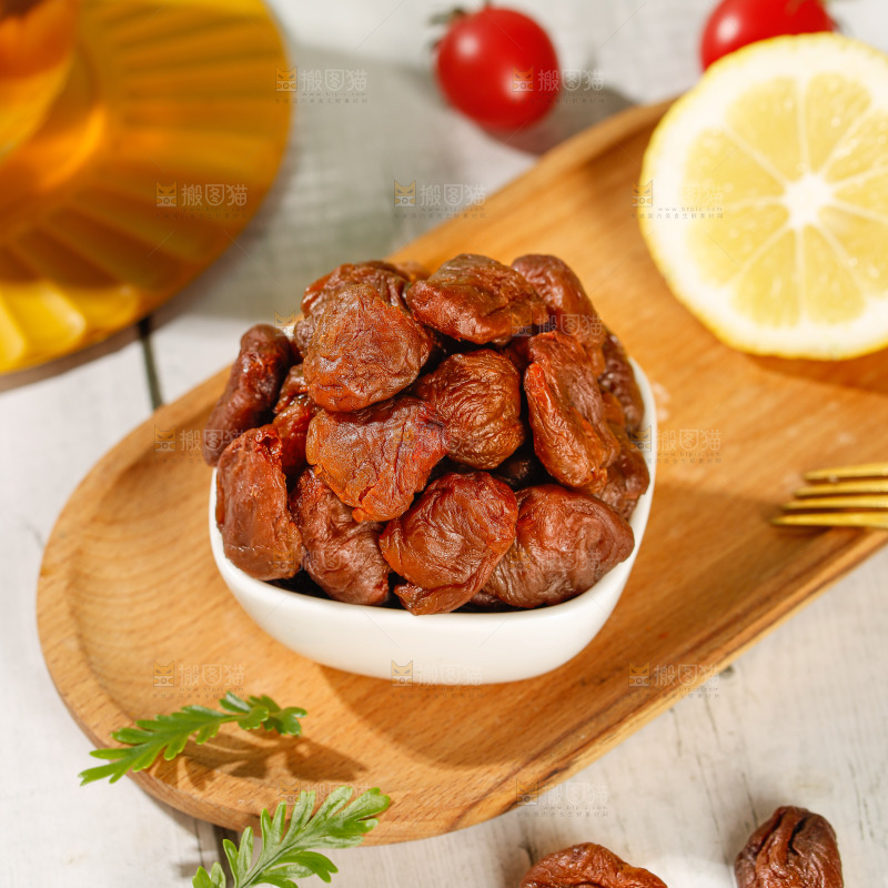 浅底上的荔枝肉