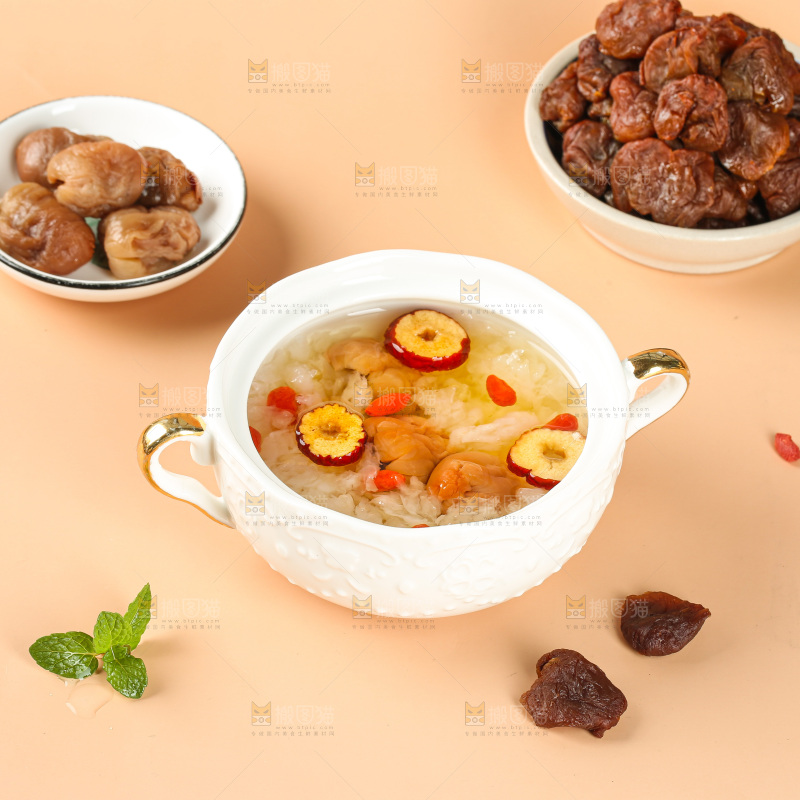 碗里银耳荔枝肉红枣甜汤