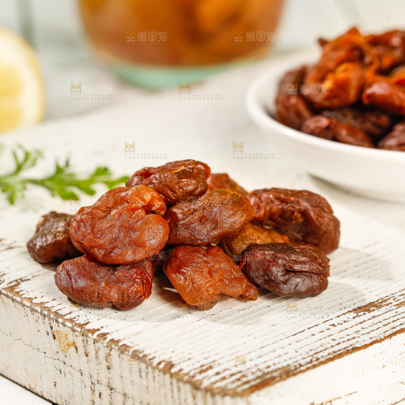 浅底上的荔枝肉
