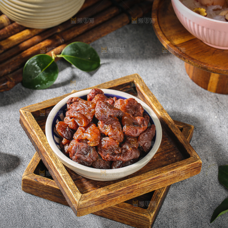 深底上的荔枝肉