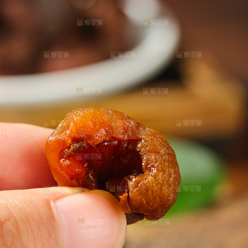 深底上的荔枝肉