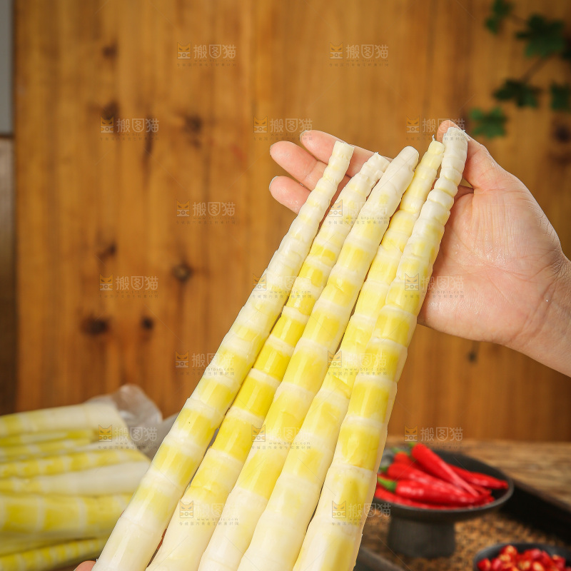 深底上的笋尖